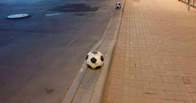 В Москве раскрасили бетонные сферы под мячи и предрекли очереди в травмпунктах - moslenta.ru - Москва