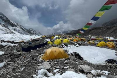 Альпинисты с Эвереста не могут вернуться домой из-за ограничений введенные Непалом - unn.com.ua - Киев - Непал