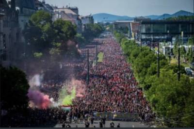 Болельщики сборной Венгрии выступили против поддержки Black Lives Matter на футбольных матчах - versia.ru - Франция - Будапешт - Венгрия