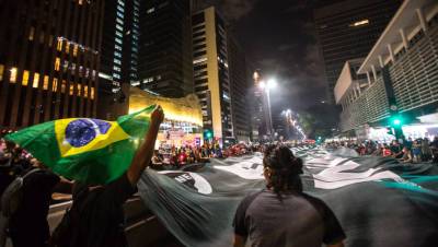 Жаир Болсонару - В Бразилии жители протестуют против властей из-за коронавируса - gazeta.ru - Бразилия