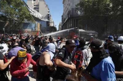 В Буэнос-Айресе силовики жёстко разогнали митинг медработников - rf-smi.ru - Аргентина - Буэнос-Айрес
