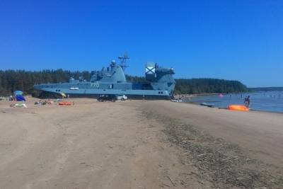 Петербуржцы заметили на пляже в Желтой бухте военный корабль - spb.mk.ru - Санкт-Петербург - Пресс-Служба