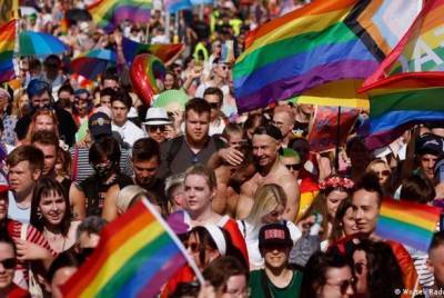 Рафал Тшасковский - В Варшаве тысячи людей вышли на улицы в поддержку ЛГБТ - unn.com.ua - Киев - Польша - Варшава