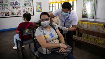 Родриго Дутерт - Президент Филиппин пригрозил отказывающимся вакцинироваться против COVID-19 задержанием - gazeta.ru - Филиппины - Президент