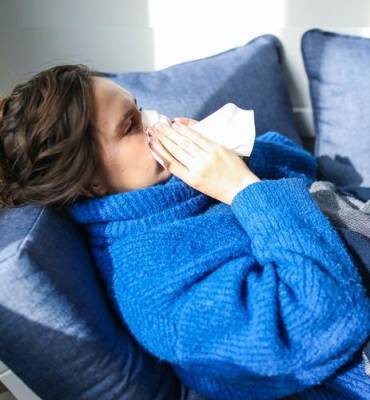 Британские учение назвали частое чихание симптомом коронавируса у вакцинированных - argumenti.ru