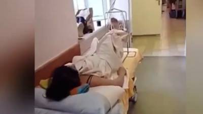 Пациентов петербургских больниц продолжают лечить в коридорах - dp.ru - Санкт-Петербург