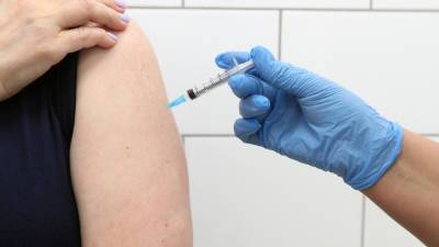Почти половина россиян поддерживает идею обязательной вакцинации от COVID-19 - mir24.tv