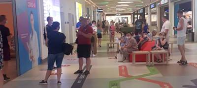 Посетители торгового центра в Петрозаводске выстроились в длинную очередь, чтобы сделать прививку от ковида - stolicaonego.ru - Петрозаводск