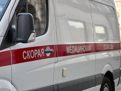 Врачи скорой помощи изнывают от жары в круглосуточных очередях возле петербургской больницы - rosbalt.ru - Санкт-Петербург