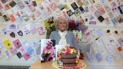 107-летняя женщина посоветовала пить 13 чашек чая в день для долголетия - iz.ru - Англия - Израиль