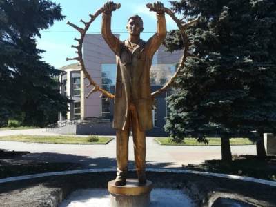 Каслинские мастера изготовили памятник подвигу медицинских работников - u24.ru - Челябинск