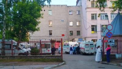 В Минздраве Новосибирска объяснили очередь скорых у больницы - piter.tv - Новосибирск - Новосибирская обл.