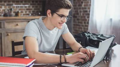 Опрос: большинство российской молодежи считают себя счастливыми - gazeta.ru