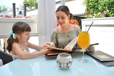 Московский ресторатор отметил важность сохранения семейного формата посещения заведений общепита - vm.ru - Москва