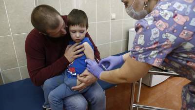 Николай Брико - Эпидемиолог назвал необходимой вакцинацию детей от коронавируса - iz.ru - Россия - Израиль