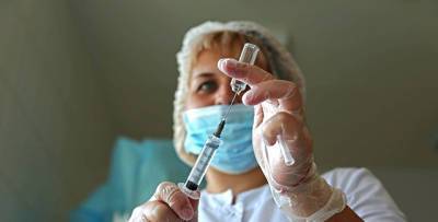 В Хабаровском крае приостановили прививочную кампанию от COVID-19 из-за дефицита вакцины - runews24.ru - Хабаровск - Хабаровский край