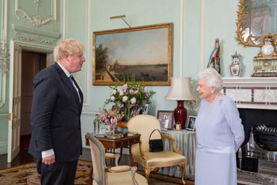 Борис Джонсон - Елизавета Великобритании - Борис Джонсон настаивал на личной встрече с королевой в начале пандемии - lenta.ru - Англия