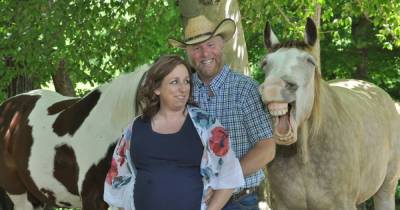 Смеющаяся лошадь затмила беременную хозяйку на фотосессии и стала звездой Сети (фото) - focus.ua - Украина - Сша - штат Огайо
