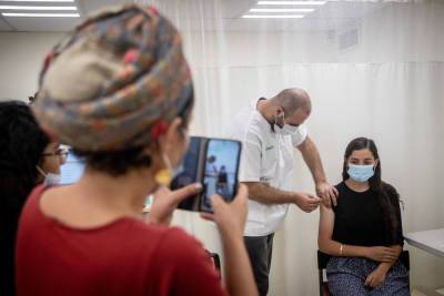 С 12:00 в Израиле обязательно носить маски в закрытых помещениях - news.israelinfo.co.il - Израиль - Тель-Авив