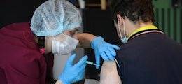 Крупный бизнес призвал ввести обязательную вакцинацию всего взрослого населения России - finanz.ru - Россия