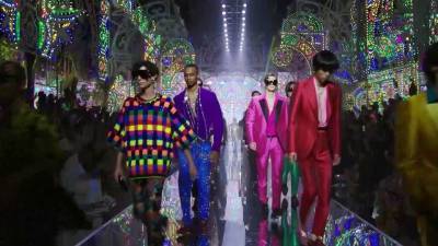Дизайнеры, представившие коллекции на Неделе моды в Милане, призывают забыть мрачные карантинные времена - 1tv.ru