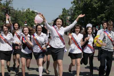 Ирина Волк - В выпускных вечерах участвовали более 177,3 тысяч школьников - aif.ru - Россия