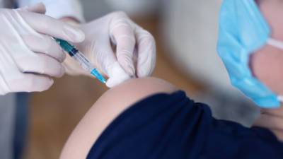 Обязательную вакцинацию от COVID-19 отдельных категорий населения ввели власти Брянской области - mir24.tv - Брянская обл.