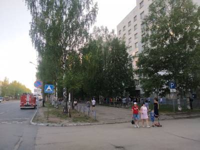Из-за сигнализации в карантинном общежитии СГУ студенты эвакуированы на улицу - komiinform.ru - Сыктывкар