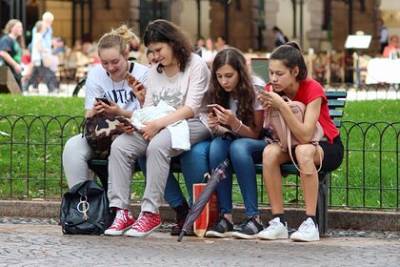 Российские подростки стали меньше тратить денег на гаджеты - lenta.ru
