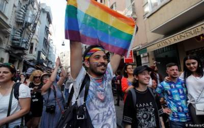 В Стамбуле полиция газом разогнала гей-прайд - korrespondent.net - Турция - Украина - Стамбул
