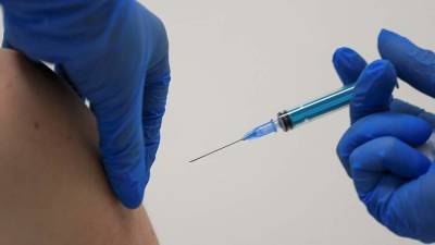 Чжан Вэньхун - Эксперт назвал вакцинацию лучшим способом борьбы с COVID-19 - iz.ru - Израиль - Шанхай