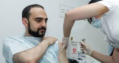 Тигран Авинян - Авинян получил вторую прививку от коронавируса. Видео - ru.armeniasputnik.am - Армения