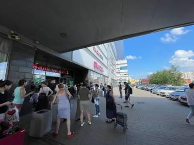 Петербуржцы столпились в торговых центрах в очередях на вакцинацию (фото, видео) - rosbalt.ru