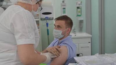 Павел Гуляев - Врач: перед вакцинацией делать тест на COVID-19 не нужно - vm.ru