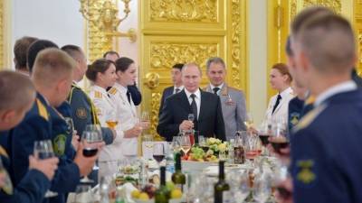 Владимир Путин - Путин в Кремле встретился с лучшими выпускниками высших военных учебных заведений страны - 5-tv.ru