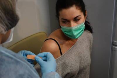 Новая волна пандемии заставила петербуржцев проходить вакцинацию от COVID-19 - spb.mk.ru - Санкт-Петербург