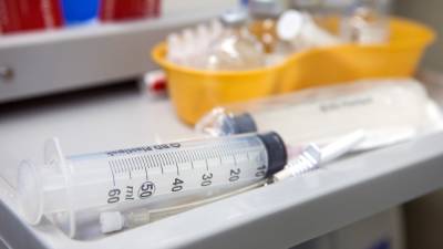 Минздрав заявил о распределении по РФ около 32 миллионов комплектов доз вакцины - newinform.com - Россия