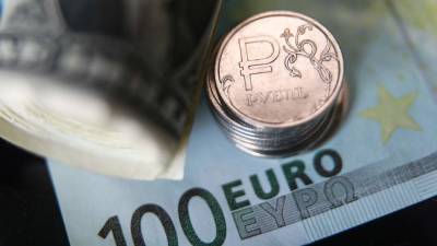Рубль усилил снижение к доллару и евро - iz.ru - Россия - Израиль
