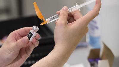 Мэтт Хэнкок - В Великобритании более 50% взрослых полностью вакцинировали от коронавируса - iz.ru - Англия - Израиль