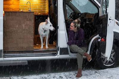 Девушка бросила работу и парня ради жизни с собакой в фургоне - lenta.ru - штат Висконсин - штат Айдахо