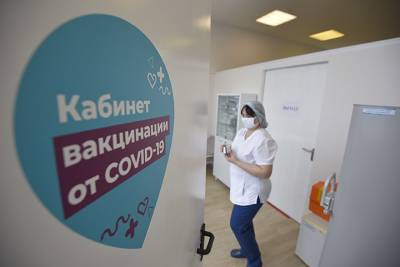 Битва за вакцину: женщине сломали челюсть в очереди на прививку. Видео - vm.ru