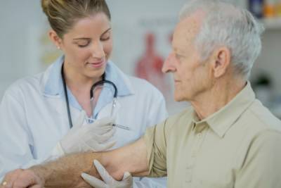 Специалисты ответили на часто задаваемые вопросы о вакцинации пожилых людей от COVID-19 - 59i.ru - Россия