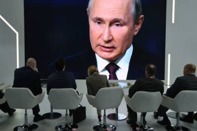 Владимир Путин - Путин назвал абсурдными политические запреты на доступ к вакцинам от COVID - aif.ru - Россия - Президент