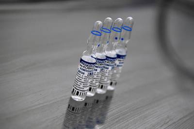 Ученые обнаружили угрожающие вакцинированным штаммы коронавируса - lenta.ru - Дели
