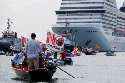 Марк СВЯТОЙ (Святой) - Венеция встретила первый круизный лайнер экологическими протестами - unn.com.ua - Италия - Киев - Венеции - Венеция