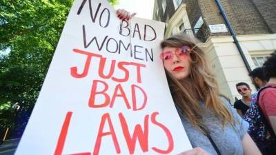 Видео: толпа берлинских проституток вышла на марш против безработицы - 5-tv.ru - Германия - Берлин
