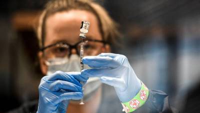 В Испании восемь человек по ошибке получили шесть доз вакцины от коронавируса - gazeta.ru - Испания - провинция Севилья - Хельвес