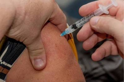 Бесплатные прививки могут разрешить в частных клиниках - pnp.ru