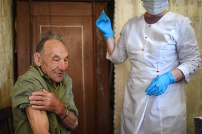 Российский регион решил заплатить пенсионерам за прививку от коронавируса - lenta.ru - Курская обл.
