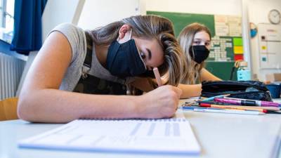 Заболеваемость снижается: как долго дети должны носить защитные маски на уроках? - germania.one - Берлин